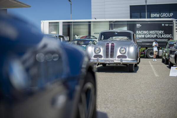Bild: Hat wenig mit Motorsport am Hut, war aber trotzdem willkommen: BMW 501 – "Wheels & Weisswürscht" Dielsdorf