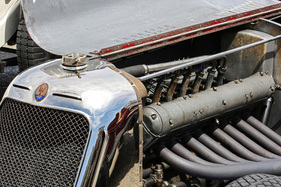 Hauben auf: Welchen Motorraum bewohnt der imposantere Reihenachtzylinder – den dieses Maserati 8 CM…