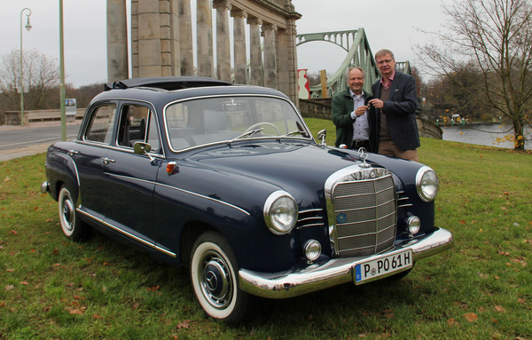 Bild Hauptgewinn bei der Oldtimer-Spendenaktion der Lebenshilfe Gießen: ein von TV- Ikone Günther Jauch gestifteter Mercedes-Benz 180 c „Ponton“ – zu sehen auf der Techno-Classica Essen 2019