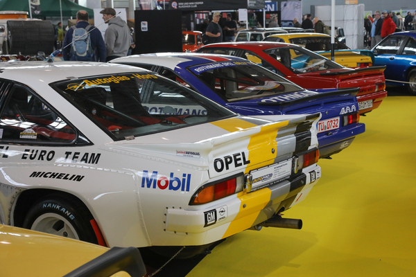Hauptsache mit Flügel - Varianten des Opel Manta B in Reih und Glied - 24. Retro Classics Stuttgart 2025