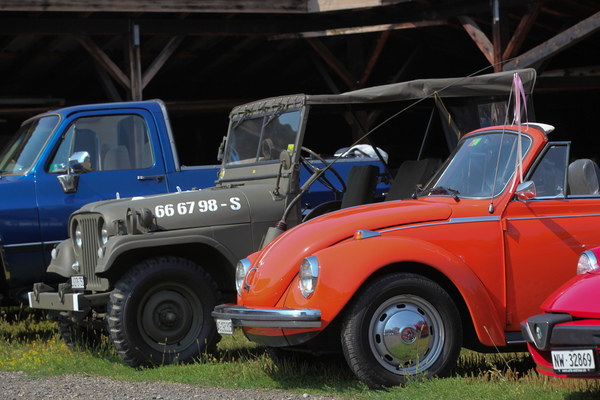 Bild: Hauptsache offen - Jeep und VW Käfer Cabriolet - Oldtimer Sunday Morning Treffen in Zug am 5. August 2018
