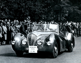 Healey 2,4 Litre (1946) - Ein früher Healey bei einer Publikums-Vorführfahrt