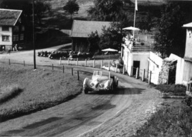 Healey 2,4 Litre (1949) - Sargenti im Jahr 1951 im ex-Tschaner-Healey in der Schwimmbadkurve des Bergrennens Rheineck-Walzenhausen