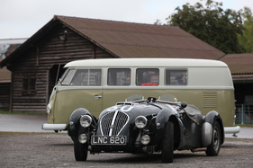 Healey Silverstone - und ein VW-Bus dahinter - OSMT Zug im September 2017