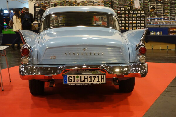 Heckansicht des Studebaker Hawk von 1961 der Lebenshilfe Giessen - Essen Motor Show 2022