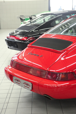 Heckansichten - Porsche 964 und 993, im Hintergrund modernere Modelle - Porsche-Center Schlieren Service & Classic Day 2015