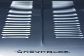 Heckdeckel des Chevrolet Corvair über dem sechszylindrigen Motor - gesehen am Oldtimer Sunday Morning Meeting im Mai 2011 in Zug Heckdeckel des Chevrolet Corvair über dem sechszylindrigen Motor - gesehen am Oldtimer Sunday Morning Meeting im Mai 2011 in Zug