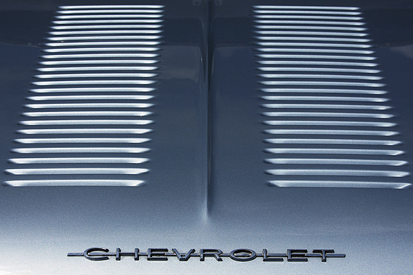 Heckdeckel des Chevrolet Corvair über dem sechszylindrigen Motor - gesehen am Oldtimer Sunday Morning Meeting im Mai 2011 in Zug