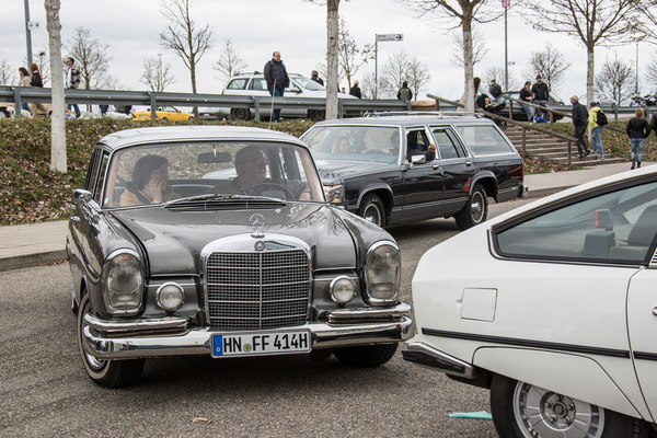 "Heckflosse" im Stau – Retro Saisonauftakt 2025