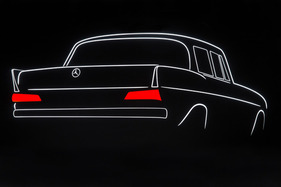 Heckflossen-Illumination mit abstürzender Rakete statt Mercedesstern – Bremen Classic Motorshow 2024