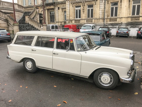 Heckflossen-Kombi - da geht einiges rein - Oldtimerbörse Spa 2016 Heckflossen-Kombi - da geht einiges rein - Oldtimerbörse Spa 2016