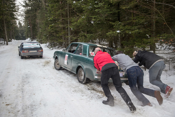 Bild Hecktriebler (mit Transaxle) hilft Hecktriebler (ohne) - Teichalm Winterclassic 2018