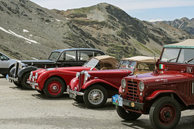 Heimspiel unter Fremden: Alfa Romeo Matta vor drei Engländern – MG TD, Jaguar XK 120 OTS, Daimler DB 18.