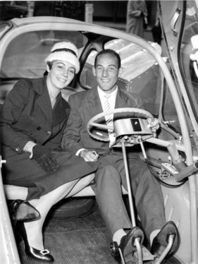 Heinkel Kabine (1961) - Stirling Moss mit seiner Verlobten Katie Molson im Kabinenroller