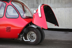 Heinkel-Kabine Typ 154 (1957) - das aufgeklappte Heck verschafft Zugang zu den Zwillings-Hinterrädern