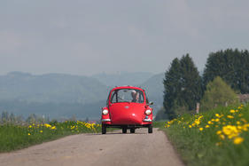 Heinkel-Kabine Typ 154 (1957) - die weit aussen platzierten Vorderräder ergeben eine gute Strassenlage Heinkel-Kabine Typ 154 (1957) - die weit aussen platzierten Vorderräder ergeben eine gute Strassenlage