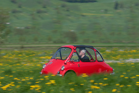 Heinkel-Kabine Typ 154 (1957) - ein Farbtupfer in der Frühlingswiese