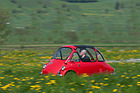 Heinkel-Kabine Typ 154 (1957) - ein Farbtupfer in der Frühlingswiese