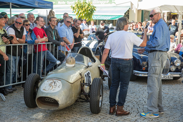 Heinrich Maltz spricht neben seinem DKW Rennwagen über die schönen, alten Zeiten am Rossfeldrennen …