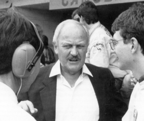 Heinz Branitzki als Vorstandsvorsitzender 1988 in Le Mans. Porsche muss sich mit einem zweiten Platz hiinter Jaguar zufriedengeben Heinz Branitzki als Vorstandsvorsitzender 1988 in Le Mans. Porsche muss sich mit einem zweiten Platz hiinter Jaguar zufriedengeben