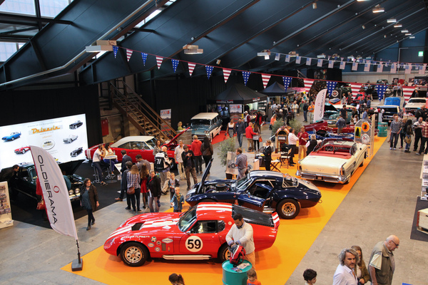 Heisse Rennwagen in der Amerikanerhalle - es muss ja nicht immer alles original sein - Swiss Classic World Luzern 2016
