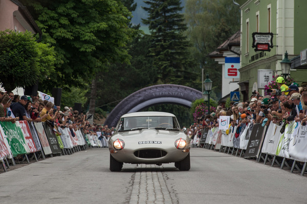 Bild Heisser Jaguar E-Type auf dem Rundkurs