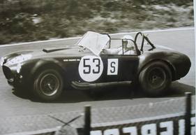 Heisser Ritt - Mit dem bulligen AC Cobra V8 ist Neerpasch auf der Nürburgring-Nordschleife eine Klasse für sich.