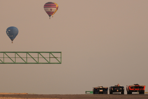 Bild: Heissluftbalone und historische Sportwagenrennen - Silverstone Classic 2014