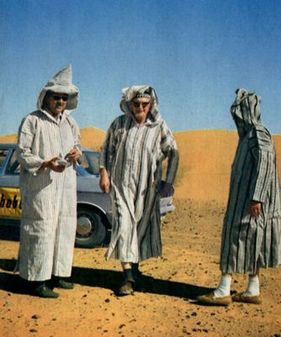 Heiteres Zwischenspiel, Kranz, Gebhardt und Lanek probieren die Vorzüge der landesüblichen Kleidung aus - NSU RO 80 kontra Citroën DS 21 im hobby Super-Test in Afrika