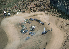 Helikopter filmen das Renngeschehen - Bergrennen Pikes Peak 1985 Helikopter filmen das Renngeschehen - Bergrennen Pikes Peak 1985