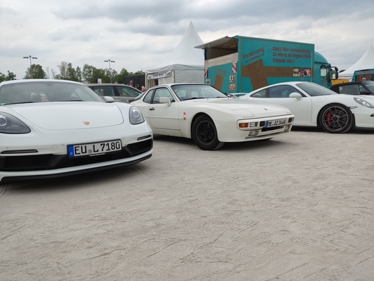 Helle Autos waren im Vorteil: Der Sand der Rennbahn legte sich im Nu auf jede Karosserie – Porsche-Treffen Dinslaken 2022