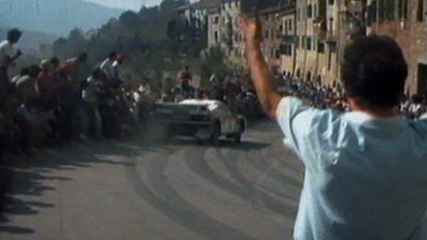 Bild Helmut Deimel mitten drin, mit den Fans auf der Strecke – Standbild aus dem Film "Die Evolution des Driftwinkels Vol. 2" von Helmut Deimel