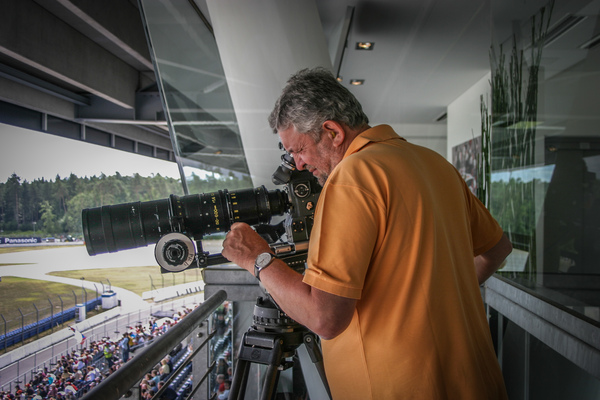 Helmut Deimel während seinen Dreharbeiten - Der versierte Blick erkennt sofort das 150-600mm Objektiv