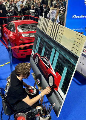 Bild Hendrik Schmeer beim Malen des Ferrari F40 an der Bremen Classic Motorshow 2024