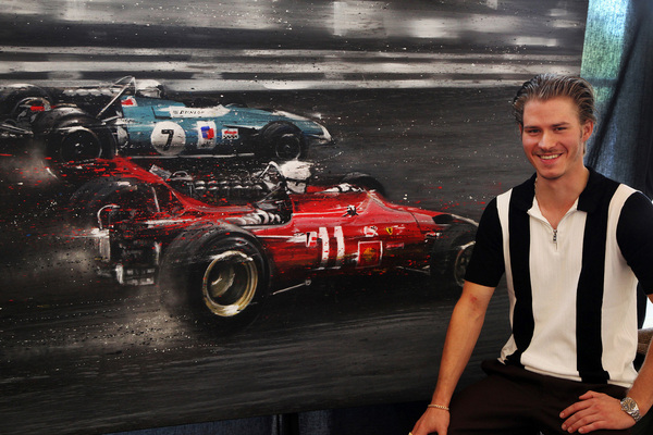 Bild Hendrik Schmeer vor einem seiner Bilder