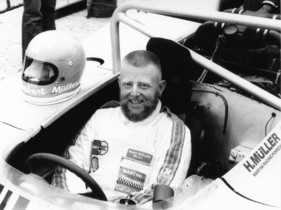 Herbert Müller im offenen Rennwagen