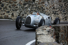 Herkunft verpflichtet: Die Bergfahrt zum Geburtstag des Stilfser Jochs bestritt Strietzel Stuck mit der Lederkappe und der Rennbrille seines berühmten Vaters Hans (1900–1978).