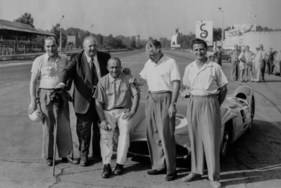 Hermann Lang, Alfred Neubauer, Juan Manuel Fangio, Karl Kling und Hans Herrmann beim Grossen Preis von Italien in Monza 1954