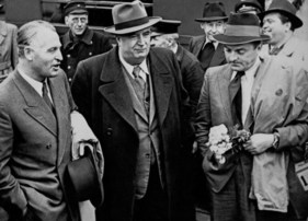 Hermann Lang, Alfred Neubauer und Karl Kling bei der Ankunft in Stuttgart nach den Rennen von Argentinien