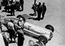 Hermann Lang am Steuer, Alfred Neubauer und Rudolf Uhlenhaut am Rennwagen - Grosser Preis von Tripolis (1938)