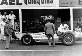 Hermann Lang auf Mercedes-Benz W154, Rudolf Uhlenhaut, ax Sailer und Alfred Neubauer am Wagen - Grosser Preis von Frankreich (1938)