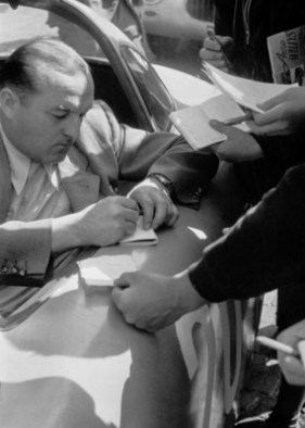 Hermann Lang gibt anlässlich des Preises von Bern 1952 noch ein Autogramm