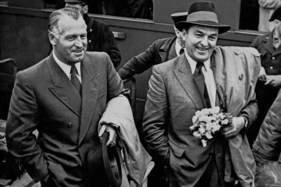 Hermann Lang und Karl Kling nach dem Rennen von Argentinien bei ihrer Ankunft in Stuttgart