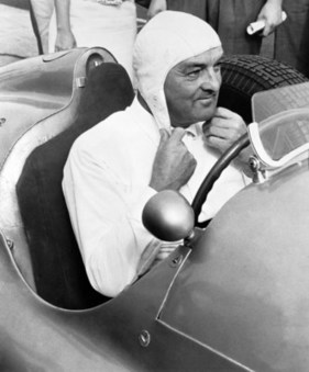 Hermann Lang während eines Veteranenrennens im Jahr 1973