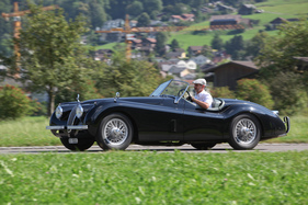 Herrlich schwungvoll, die Karosserielinie eines Jaguar XK 120 - British Car Meeting in Mollis am 28. August 2016
