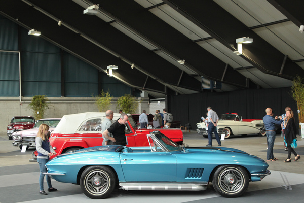 Herrliche Chevrolet Corvette C2 in der Amerikaner-Halle - Swiss Classic World 2015