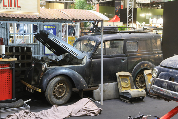 Herrliche Werkstatt-Atmosphäre - Rétromobile Paris 2024