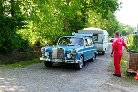Herrlicher 190er Mercedes-Benz Kombi Universal mit großem Suchscheinwerfer auf dem Dach, vorderen Zusatzscheinwerfern und Dachspoiler plus Wohnwagen – Bockhorner Oldtimermarkt 2025