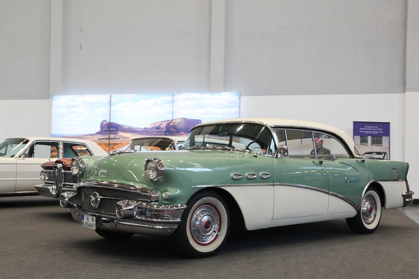 Herrlicher Buick der Fünfzigerjahre in Zweifarbenlackierung - Retro Classics Bavaria 2019