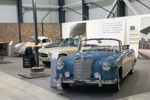 Herrliches Mercedes-Benz 220 S Cabriolet A auf dem Stand von Swiss Classic Car Fällanden - Swiss Classic World Luzern 2021
